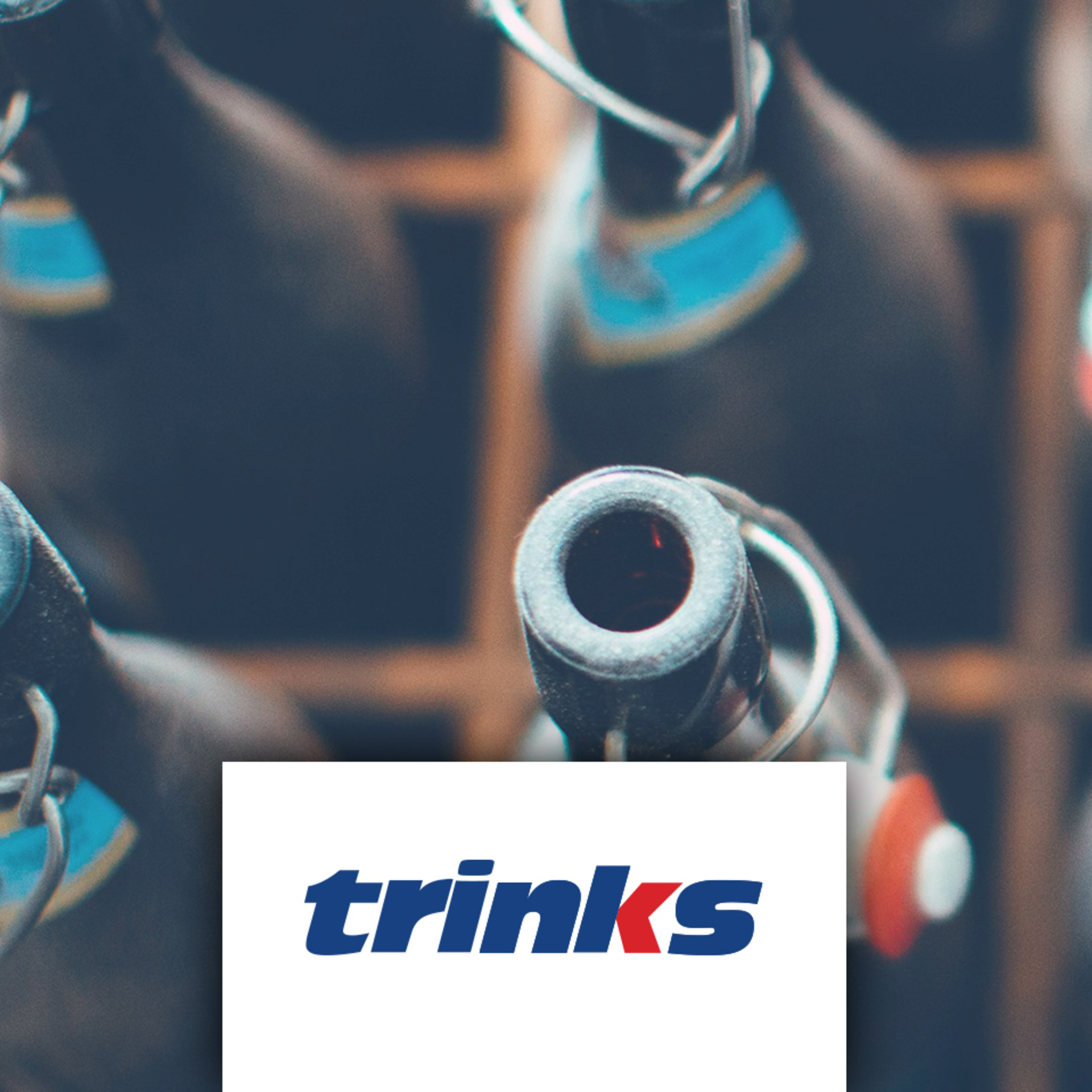 Bild mit leeren Bierflaschen und dem Trinks Logo